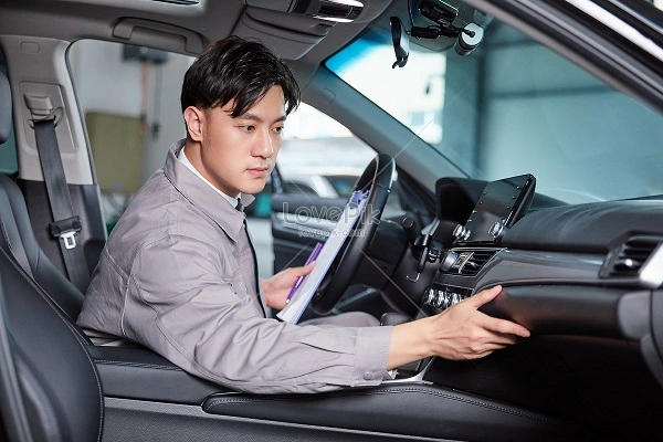 Inspektion des Autoinnenraums